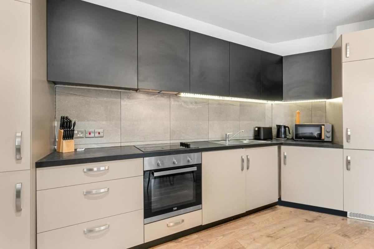 Spacious 1 Bedroom Apartment In Central Woking Zewnętrze zdjęcie